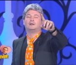 Cauet se prend pour Julien Lepers dans l'émission La Nuit nous appartient le jeudi 19 janvier 2012 sur NRJ 12 et Comédie +