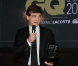 Arnaud Montebourg reçoit son trophée d\'homme politique de l\'année 2011 lors de la soirée GQ des hommes de l\'année 2011 au Ritz à Paris sous les yeux de sa compagne Audrey Pulvar<br />