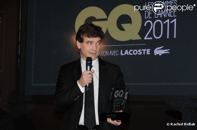 Arnaud Montebourg reçoit son trophée d'homme politique de l'année 2011 lors de la soirée GQ des hommes de l'année 2011 au Ritz à Paris sous les yeux de sa compagne Audrey Pulvar 