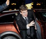 Arnaud Montebourg arrive sous la pluie lors de la soirée GQ des hommes de l\'année 2011 au Ritz à Paris <br />