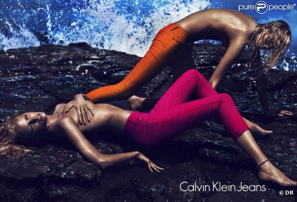 Lara Stone dans la campagne printemps-été Calvin Klein