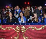 La princesse Caroline de Hanovre, fille de la princesse Alexandra de Hanovre, Pauline Ducruet et sa mère la princesse Stéphanie de Monaco ainsi que son autre fille Camille Gottlieb, Candice Patou et Robert Hossein lors du 36e Festival International du cirque de Monte-Carlo à Monaco le 21 janvier 2012