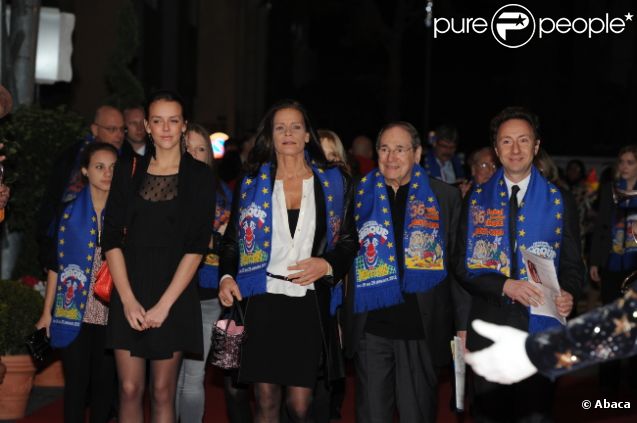 La princesse Stéphanie de Monaco, sa fille Pauline Ducruet, Robert Hossein et Stéphane Bern lors du 36e Festival International du cirque de Monte-Carlo à Monaco le 21 janvier 2012
