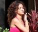 Rihanna s'offre un moment de détente et fume une cigarette roulée des plus suspicieuses durant ses vacances à Hawaï le 15 janvier 2012