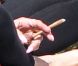 Rihanna s'offre un moment de détente et fume une cigarette roulée des plus suspicieuses durant ses vacances à Hawaï le 15 janvier 2012