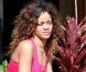 Rihanna s'offre un moment de détente et fume une cigarette roulée des plus suspicieuses durant ses vacances à Hawaï le 15 janvier 2012