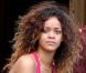Rihanna s'offre un moment de détente et fume une cigarette roulée des plus suspicieuses durant ses vacances à Hawaï le 15 janvier 2012
