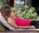 Rihanna, plongée dans ses pensées lorsqu'elle fume une cigarette roulée des plus suspicieuses durant ses vacances à Hawaï le 15 janvier 2012