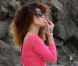 Rihanna, superbe sur la plage, fume une cigarette roulée des plus étranges durant ses quelques jours de vacances à Hawaï le 16 janvier 2012