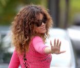 Rihanna, superbe en bonbon acidulé, durant ses quelques jours de vacances à Hawaï le 16 janvier 2012