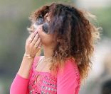 Rihanna, superbe sur la plage, fume une cigarette roulée des plus étranges durant ses quelques jours de vacances à Hawaï le 16 janvier 2012