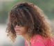 Rihanna, superbe sur la plage, fume une cigarette roulée des plus étranges durant ses quelques jours de vacances à Hawaï le 16 janvier 2012