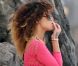 Rihanna, superbe sur la plage, fume une cigarette roulée des plus étranges durant ses quelques jours de vacances à Hawaï le 16 janvier 2012