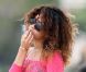 Rihanna, superbe sur la plage, fume une cigarette roulée des plus étranges durant ses quelques jours de vacances à Hawaï le 16 janvier 2012