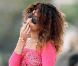 Rihanna, superbe sur la plage, fume une cigarette roulée des plus étranges durant ses quelques jours de vacances à Hawaï le 16 janvier 2012