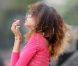 Rihanna, superbe sur la plage, fume une cigarette roulée des plus étranges durant ses quelques jours de vacances à Hawaï le 16 janvier 2012