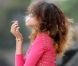 Rihanna, superbe sur la plage, fume une cigarette roulée des plus étranges durant ses quelques jours de vacances à Hawaï le 16 janvier 2012