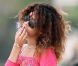 Rihanna, superbe sur la plage, fume une cigarette roulée des plus étranges durant ses quelques jours de vacances à Hawaï le 16 janvier 2012