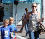 Sharon Stone avec ses enfants Laird et Quinn à Los Angeles en octobre 2011<br />