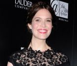 L'actrice Mandy Moore, radieuse dans une robe au top en dentelle à Los Angeles, le 23 janvier 2012.