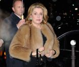 Catherine Deneuve en forme à la soirée Prada qui s'est déroulée le 24 janvier 2012