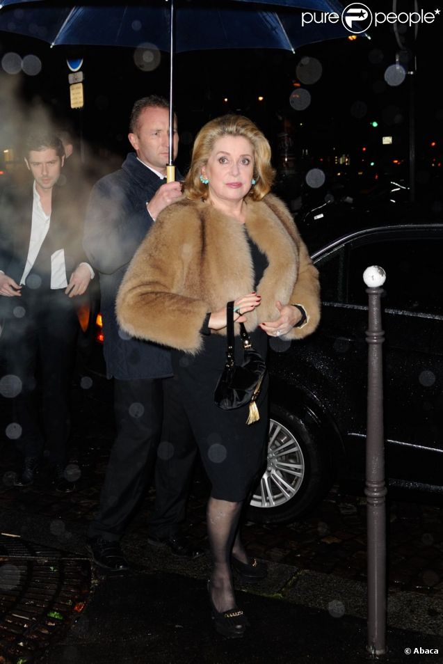 Catherine Deneuve en forme à la soirée Prada qui s'est déroulée le 24 janvier 2012