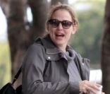 Jennifer Garner un café à la main le 23 janvier 2012 à Los Angeles