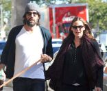 Jennifer Garner, très enceinte, et Ben Affleck se baladent avec leur chien à Brentwood, le 25 janvier 2012