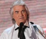 Daniel Guichard, entouré d'Amanda Lear et Muriel Robin, chante gaiement