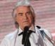 Daniel Guichard, entouré d'Amanda Lear et Muriel Robin, chante gaiement