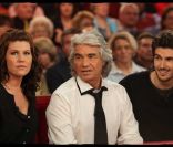 Daniel Guichard en famille lors de l'enregistrement de l'émission Vivement Dimanche, diffusée dimanche 29 janvier 2012 sur France 2