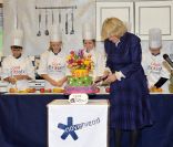 Camilla Parker Bowles a coupé un gâteau pour donner le coup d'envoi, mercredi 25 janvier, de la compétition scolaire nationale Cook for the Queen en vue du jubilé de diamant de la reine Elizabeth II. Verdict sur les tables du banquet à Buckingham en juin 2012.