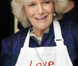  Entourée de cuisiniers en herbe, la duchesse a tenté de faire bonne figure... 
 Camilla Parker Bowles donnait le coup d'envoi, mercredi 25 janvier, de la compétition scolaire nationale Cook for the Queen en vue du jubilé de diamant de la reine Elizabeth II. Verdict sur les tables du banquet à Buckingham en juin 2012. 