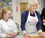  La pâtisserie n'est pas son fort, mais Camilla peut compter sur la jeune élève à ses côtés... 
 Camilla Parker Bowles donnait le coup d'envoi, mercredi 25 janvier, de la compétition scolaire nationale Cook for the Queen en vue du jubilé de diamant de la reine Elizabeth II. Verdict sur les tables du banquet à Buckingham en juin 2012. 