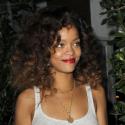 Rihanna se fait un nouveau tatouage, affole la Toile et éclate des records