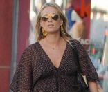 Molly Sims, enceinte, se balade dans les rues de Los Angeles et fait du shopping, le 26 janvier 2012