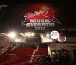 Tapis rouge des 13e NRJ Music Awards, le 28 janvier 2012 à Cannes. Malgré une météo peu clémente et quelques gouttes, les invitées de l'événement ont offert un spectaculaire défilé.