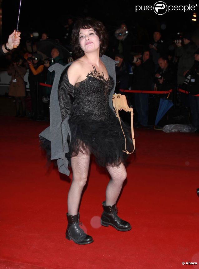 Isabelle Mergault sur le tapis rouge des 13e NRJ Music Awards, le 28 janvier 2012 à Cannes. Malgré une météo peu clémente et quelques gouttes, les invitées de l'événement ont offert un spectaculaire défilé.