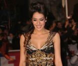 Sofia Essaïdi sur le tapis rouge des 13e NRJ Music Awards, le 28 janvier 2012 à Cannes. Malgré une météo peu clémente et quelques gouttes, les invitées de l'événement ont offert un spectaculaire défilé.