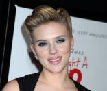 Scarlett Johansson, épanouie, file le parfait amour avec un bel inconnu