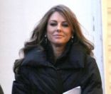 Elizabeth Hurley sur le tournage de Gossip Girl bien au chaud dans sa doudoune, le 31 janvier 2012