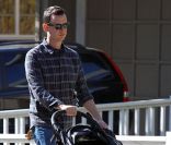 Colin Hanks et sa fille Olivia se promènent à Los Angeles le 1er février 2012