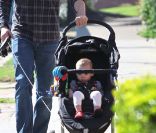 La mignonne Olivia poussée par son papa Colin Hanks à Los Angeles le 1er février 2012