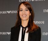 Dolores Chaplin, rayonnante dans un blazer noir, une blouse blanche et un pantalon noir, assiste à l'ouverture de la boutique Emporio Armani à Paris, le 2 février 2012.