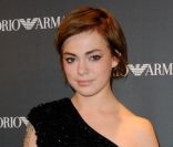 La chanteuse Uffie pose durant le photocall dressé pour l'ouverture de la boutique Emporio Armani à Paris, le 2 février 2012.