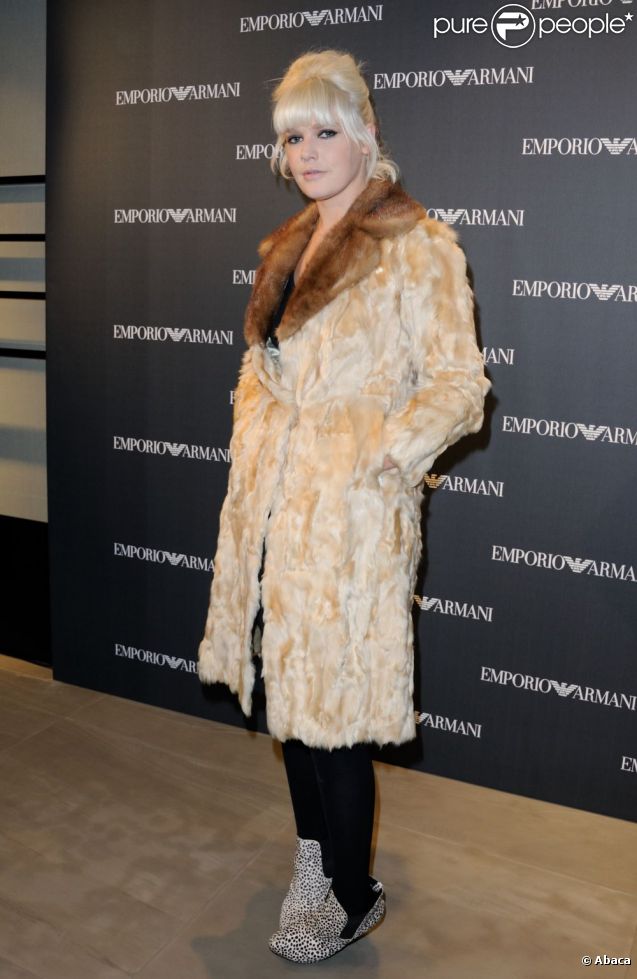 La chanteuse Micky Green lors de l'ouverture de la boutique Emporio Armani à Paris, le 2 février 2012.
