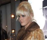 La chanteuse Micky Green pose à l\'entrée de la nouvelle boutique Emporio Armani à Paris, le 2 février 2012.