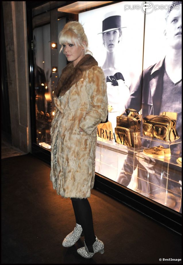 La chanteuse Micky Green pose à l'entrée de la nouvelle boutique Emporio Armani à Paris, le 2 février 2012.