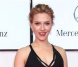 Scarlett Johansson affiche son allure de diva glamour face à Denzel Washington