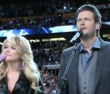 Miranda Lambert et Blake Shelton chante America The Beautiful lors du Super Bowl du 5 février 2012 à Indianapolis